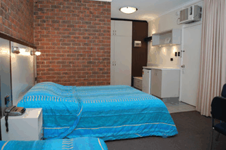 Lakes Central Hotel - Accommodation BNB 3