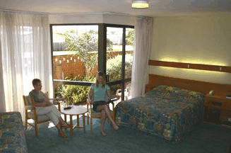 Lakes Central Hotel - Accommodation BNB 4