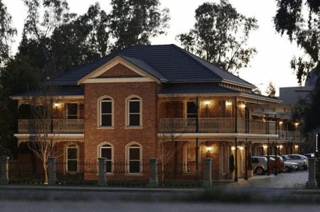 Carlyle Suites  Apartments - Accommodation BNB