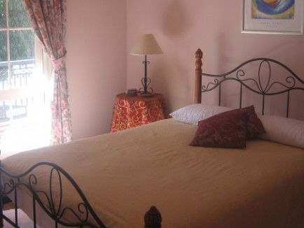 Lakeside Getaway - Accommodation BNB 3