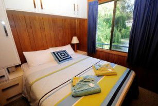 Moving Waters Self Contained Moored Houseboat - Accommodation BNB 3
