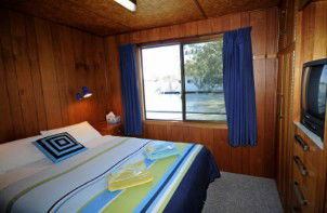 Moving Waters Self Contained Moored Houseboat - Accommodation BNB 6