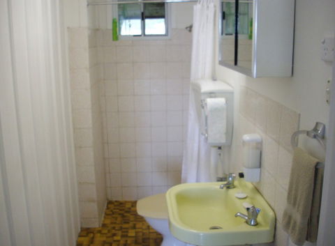 Riverfront Holiday House - Accommodation BNB 8