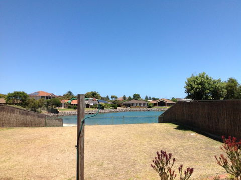 Lakeside Getaway - Accommodation BNB 6