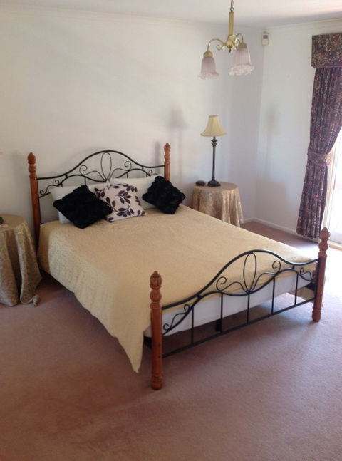 Lakeside Getaway - Accommodation BNB 8