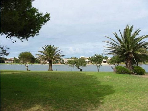 Lake Shore Apartment - Accommodation BNB 6