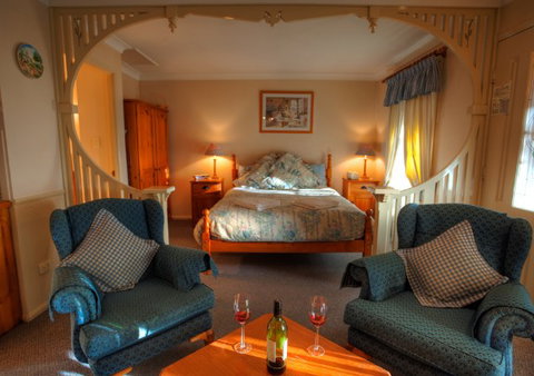 Honeysuckle Cottages And The Rocks Restaurant - Accommodation BNB 0