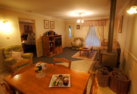 Honeysuckle Cottages And The Rocks Restaurant - Accommodation BNB 2