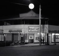 Burnett Hotel - Accommodation BNB