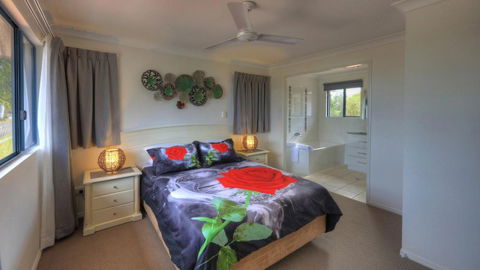 Dolphin Waters Holiday Apartments - Accommodation BNB 2
