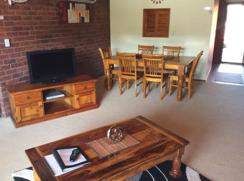 Cleveland Visitor Villas Motel & Shailer Park Garden Villas - Accommodation BNB 0