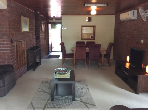 Cleveland Visitor Villas Motel & Shailer Park Garden Villas - Accommodation BNB 8
