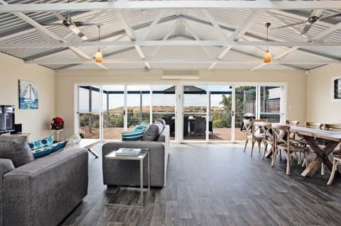 Coral Sands Luxury Beach House - Accommodation BNB 0