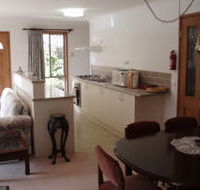 Adrienne's Place On Hill - Accommodation BNB