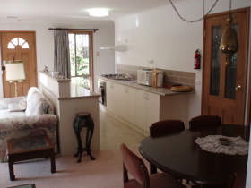 Adrienne's Place On Hill - Accommodation BNB 0