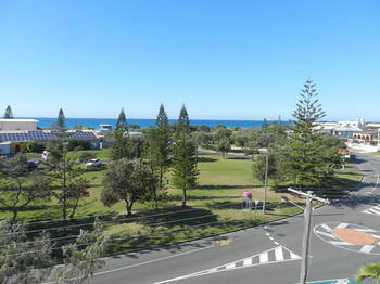 Beachside Resort - Kawana Waters - Accommodation BNB 40