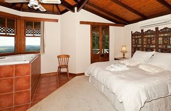 Treetops Accommodation Montville - Accommodation BNB 23