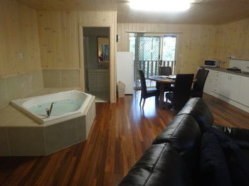 Treetops Accommodation Montville - Accommodation BNB 43