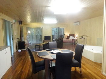 Treetops Accommodation Montville - Accommodation BNB 44