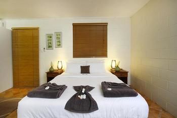 Mapleton Cabins & Caravan Park - Accommodation BNB 13