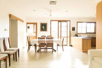 Hawthorn Holiday House - Accommodation BNB 11