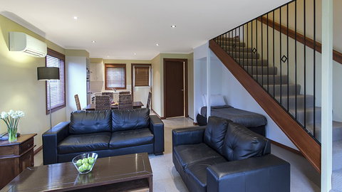 BEST WESTERN Colonial Village Motel - Accommodation BNB 1