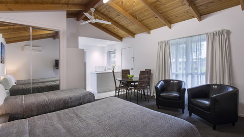 BEST WESTERN Colonial Village Motel - Accommodation BNB 2