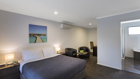 BEST WESTERN Colonial Village Motel - Accommodation BNB 3