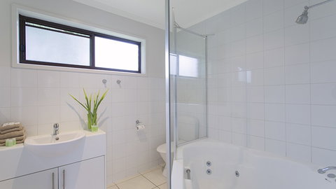 BEST WESTERN Colonial Village Motel - Accommodation BNB 5