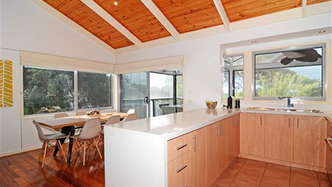 Barrakee Beach House - Anglesea - Accommodation BNB 1
