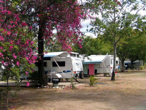 Emerald Cabin & Caravan Village - Accommodation BNB 3
