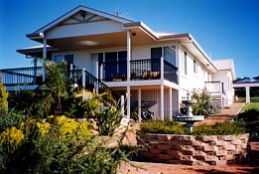 Lovering's Beach Houses - The Whitehouse, Emu Bay - Accommodation BNB 0