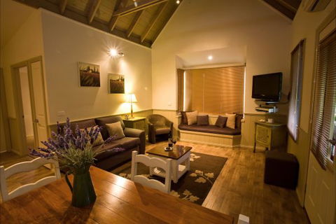 Autumn Abode Cottages - Accommodation BNB 5