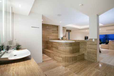 Oceans 74 - An Elite Holiday Home - Accommodation BNB 35