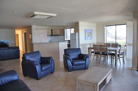 Cliff House Beachfront Villas - Accommodation BNB 4