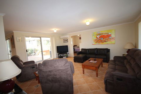 LJ Hooker Goolwa Holiday Rentals - 12 Willmett Road, Goolwa Beach - Accommodation BNB 0