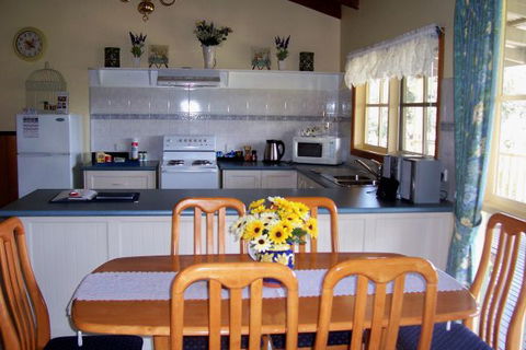 Sunflower Cottage - Accommodation BNB 1