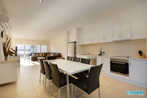 Unwind At 8 The Block Apartments Victor Harbor - Accommodation BNB 1