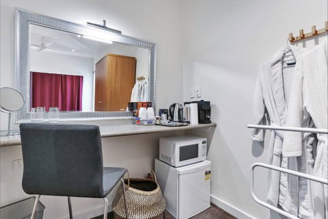 Barossa White House: The West Wing - Accommodation BNB 6