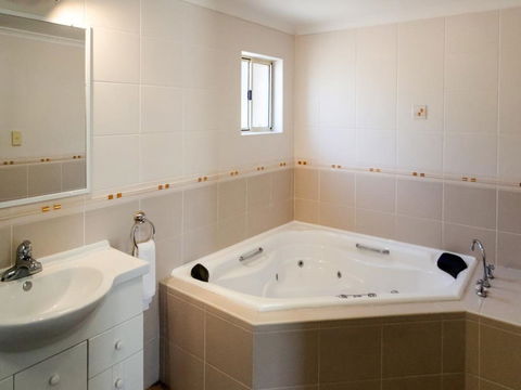 Best Western Plus Ambassador Orange - Accommodation BNB 1