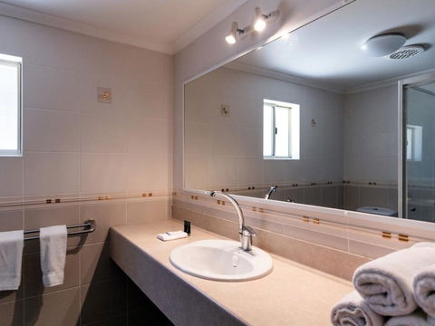 Best Western Plus Ambassador Orange - Accommodation BNB 3