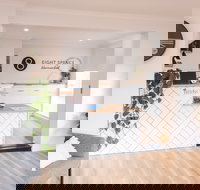 Eight Spence - Accommodation BNB