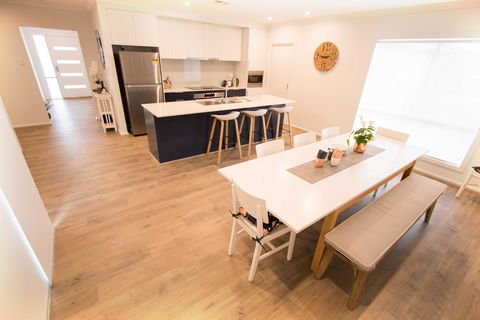 Contemporary ‘Esprit’ With River Reserve Access - Accommodation BNB 2