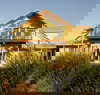 Logans Beach House and Apartments - Accommodation BNB