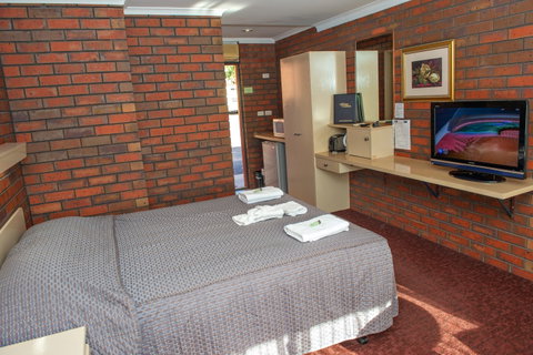 Golden Country Motel And Caravan Park - Accommodation BNB 1