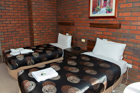 Golden Country Motel And Caravan Park - Accommodation BNB 2