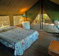 Lions Den Hotel - Accommodation BNB