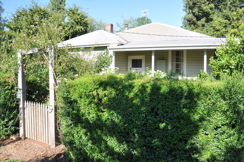 Honeysuckle Cottage - Accommodation BNB 2