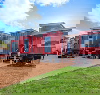 Retro River Rest Luxury Shipping Container House - Accommodation BNB