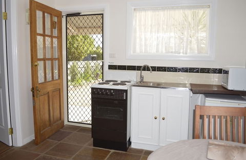 Almond Tree Cottage - Accommodation BNB 2